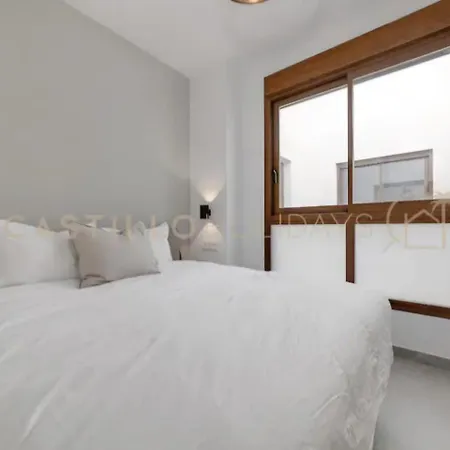 Luxury Penthouse - Rooftop Pool - 100m To The Sea דירה טורבייחה